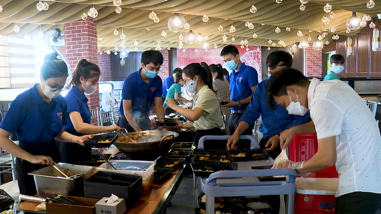 Tuổi trẻ thị xã Ba Đồn tham gia hỗ trợ chuẩn bị bữa ăn cho công dân tại khu cách ly tập trung