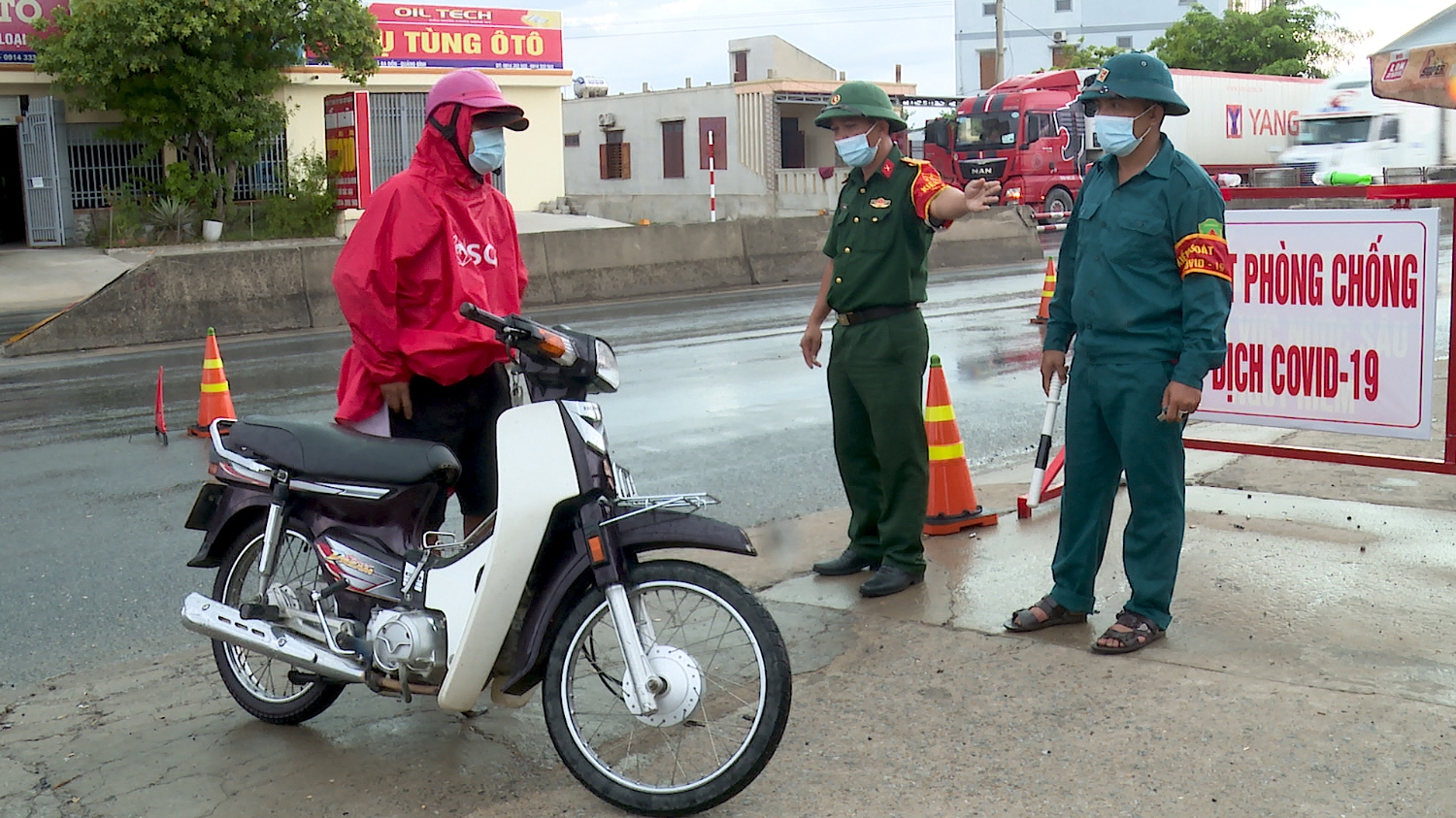 Kiểm soát người, phương tiện đi từ vùng khác về tại chốt kiểm dịch Y tế thị xã phía Nam phường Quảng Thuận