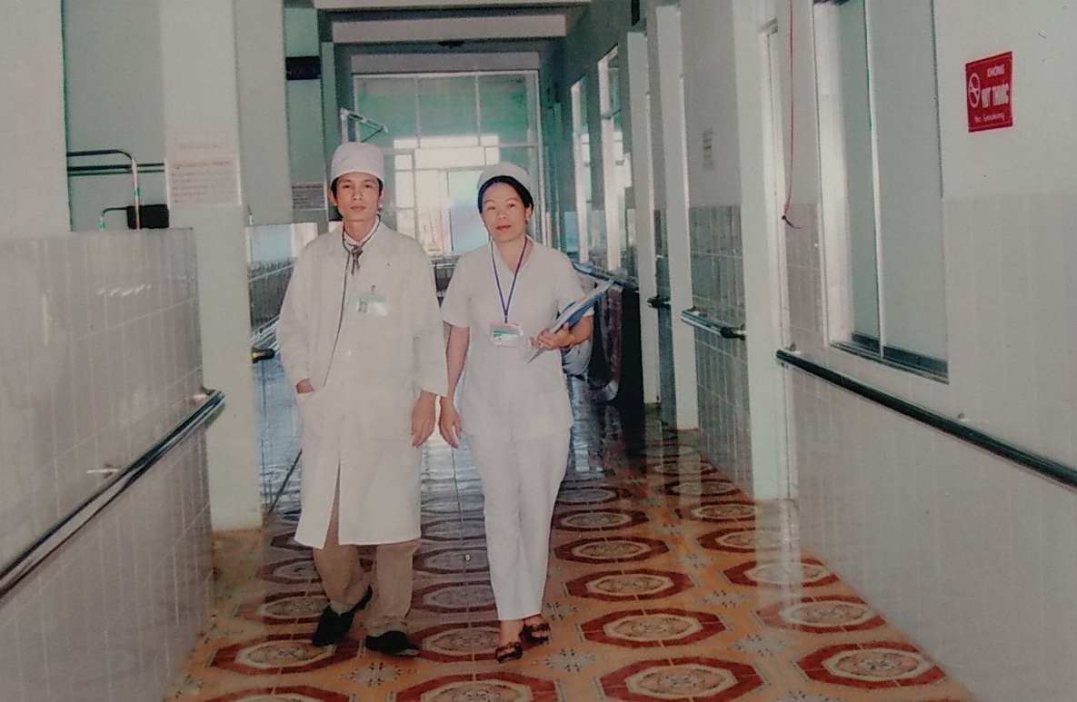 Bác sỹ Đàm Thanh Ngân cùng đồng nghiệp đi kiểm tra buồng bệnh (2018)