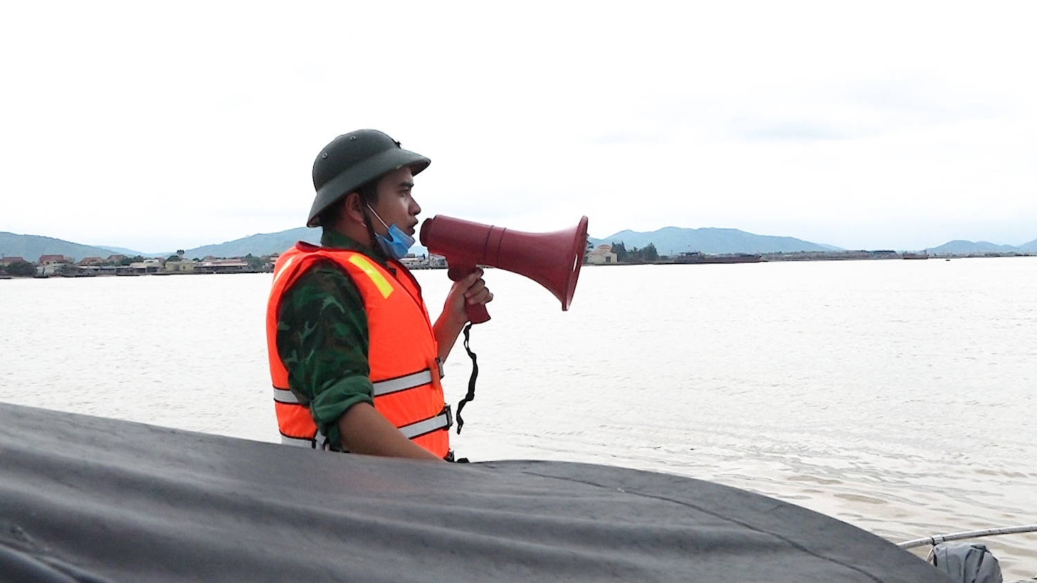 Đồn Biên phòng Cửa khẩu Cảng Gianh kêu gọi tàu thuyền vào nơi neo đậu an toàn