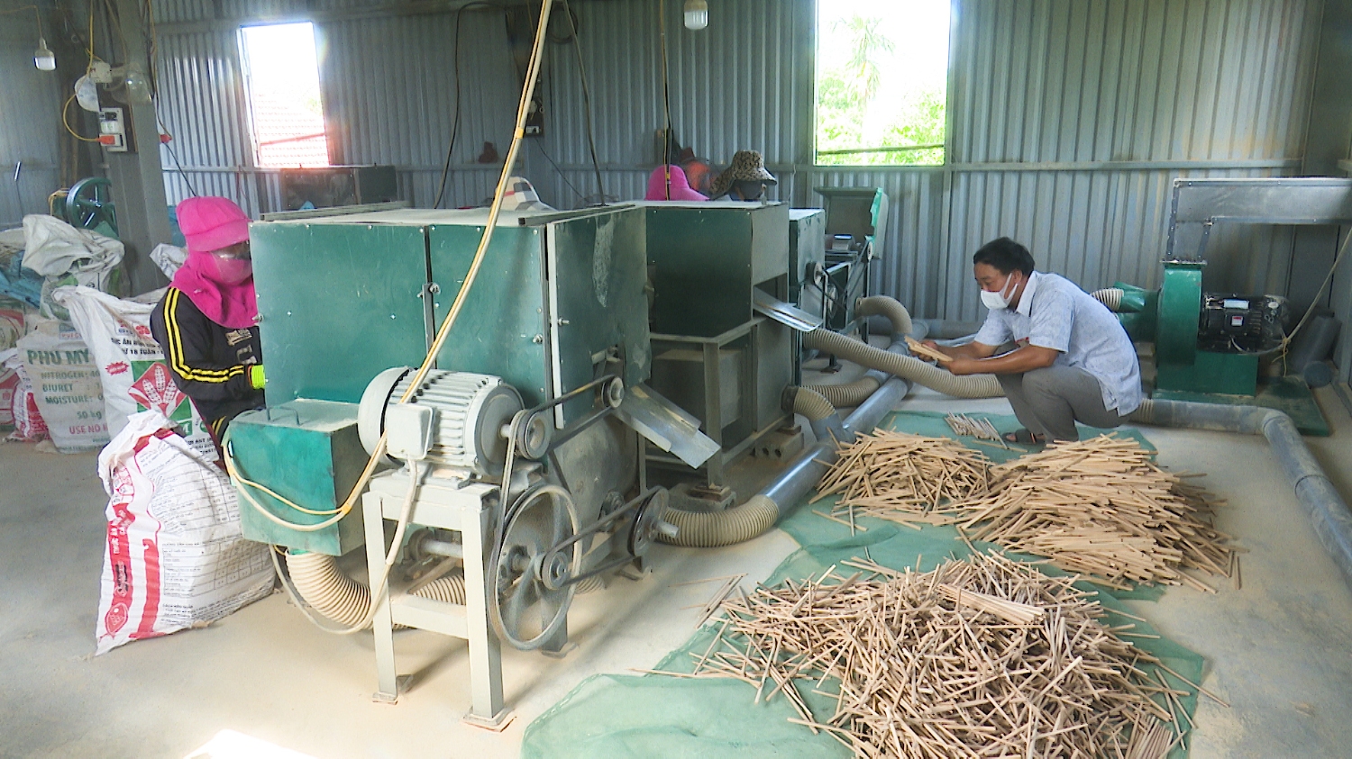 Hợp tác xã sản xuất đũa gỗ Quảng Thủy duy trì hoạt động trong mùa dịch