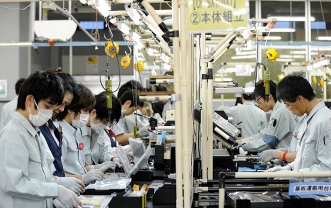 Công nhân Việt Nam làm việc tại một nhà máy sản xuất máy tính xách tay ở Kobe, phía Tây Nhật Bản. (Ảnh: EPA)