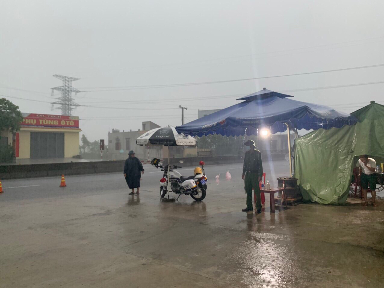 Lực lượng Cảnh sát giao thông trật tự Công an TX Ba Đồn bám trụ chốt kiểm soát dịch bệnh không kể mưa, gió