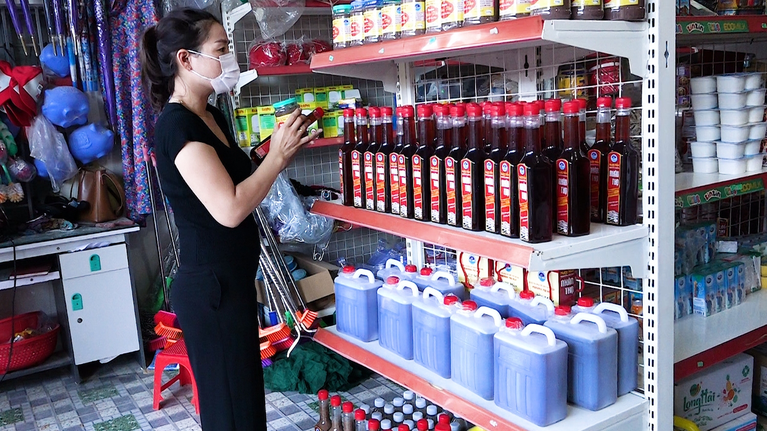 Nước mắm và ruốc Nhân Thọ, phường Quảng Thọ bày bán tại các cửa hàng, siêu thị được đông đảo người tiêu dùng lựa chọn