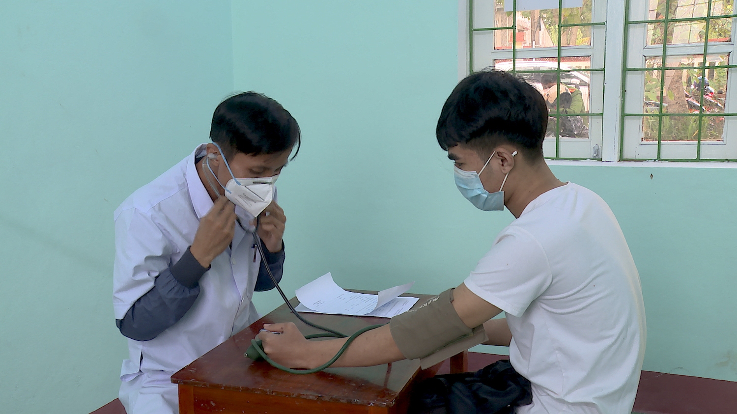 Trạm y tế xã Quảng Minh Đo huyết áp cho công dân khám tuyển nghĩa vụ quân sự.