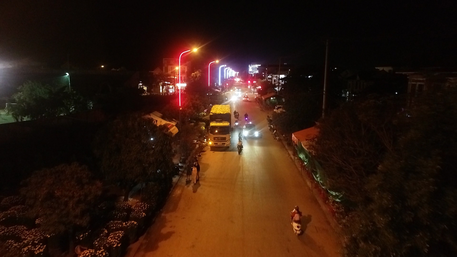 Thị xã Ba Đồn tràn ngập ánh đèn và hoa dịp tết đến