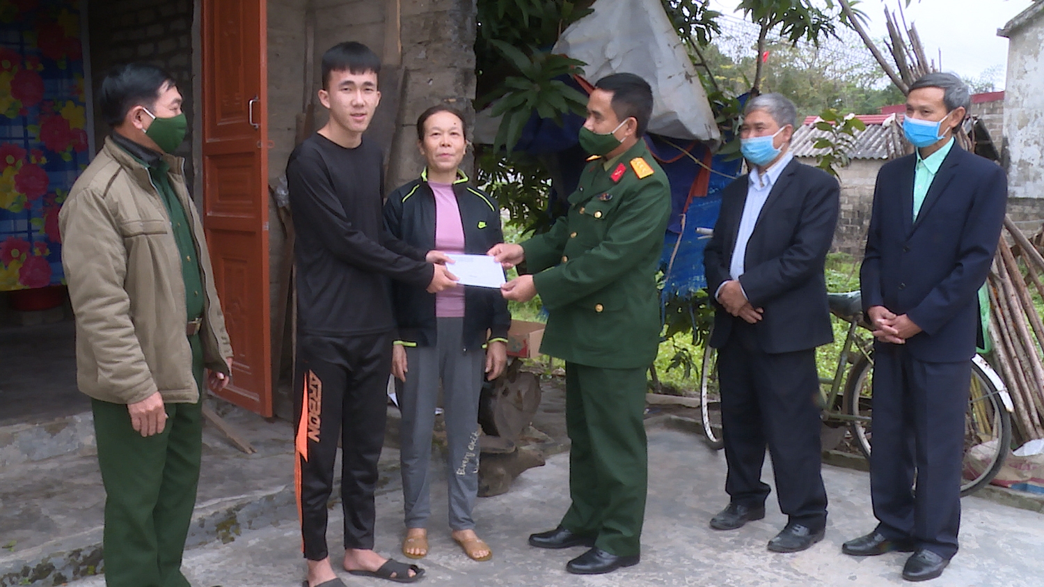 Lãnh đạo BCH quân sự thị xã Ba Đồn thăm hỏi, tặng quà động viên gia đình các tân binh có hoàn cảnh khó khăn trên địa bàn