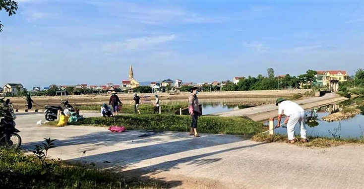 Nhân dân khu phố 2, phường Ba Đồn, thị xã Ba Đồn tổng dọn vệ sinh xây dựng đô thị văn minh