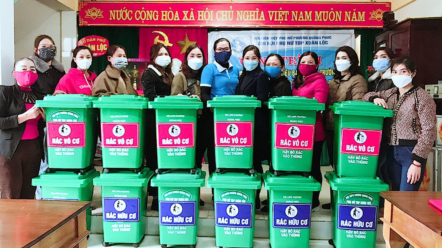 Hội LHPN phường trao tặng cho Chi hội TDP Xuân Lộc 12 thùng nhựa đựng rác
