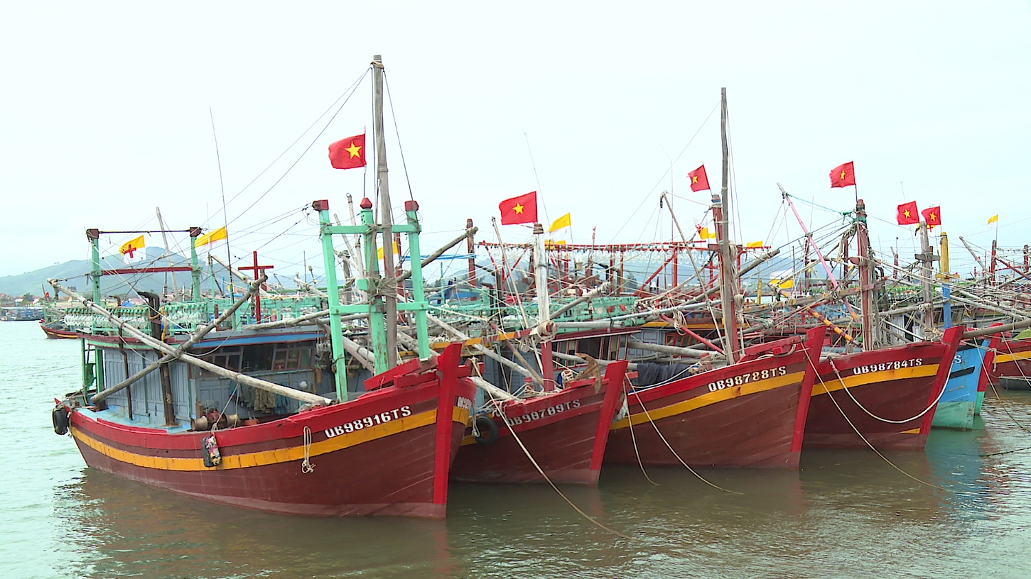Một số tàu cá của ngư dân Quảng Phúc Thị xã Ba Đồn vẫn chưa ra khơi đánh bắt do giá xăng dầu tăng