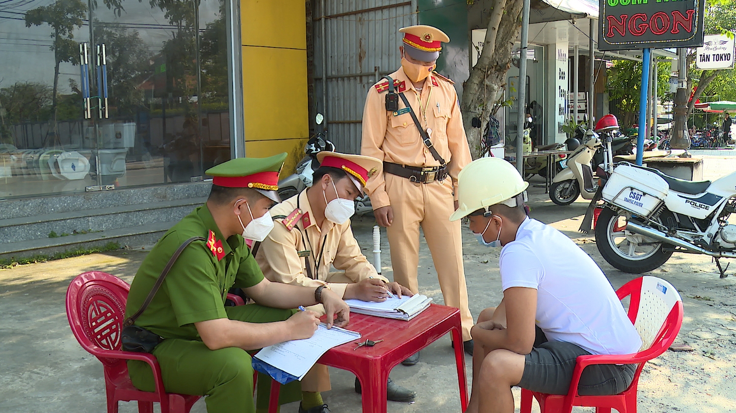 Đội Cảnh sát Giao thông trật tự, Công an thị xã Ba Đồn xử lý nghiêm các trường hợp vi phạm TTATGT
