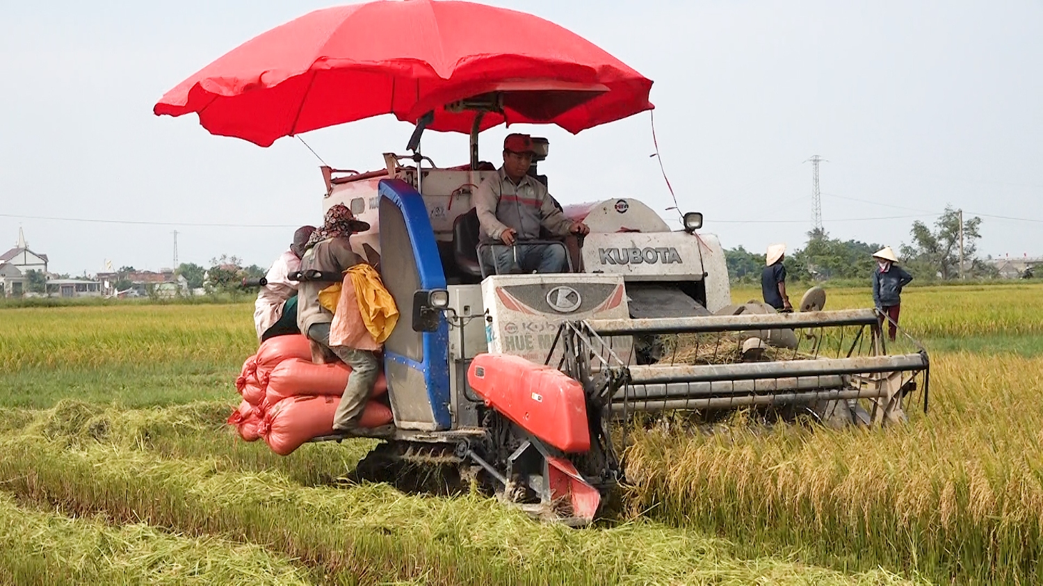 Người dân thị xã Ba Đồn ứng dụng máy móc, thực hiện cơ giới hóa trong sản xuất nông nghiệp