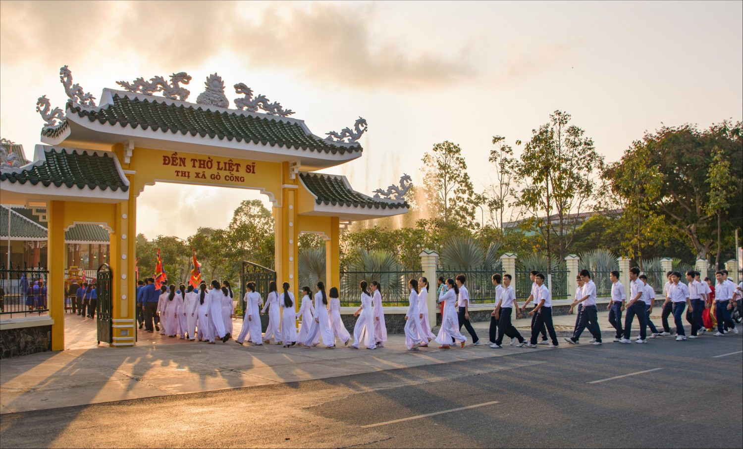 Đoàn viên, thanh niên đến viếng và thắp hương tri ân các anh hùng liệt sĩ tại thị xã Gò Công, tỉnh Tiền Giang _Ảnh: S.T