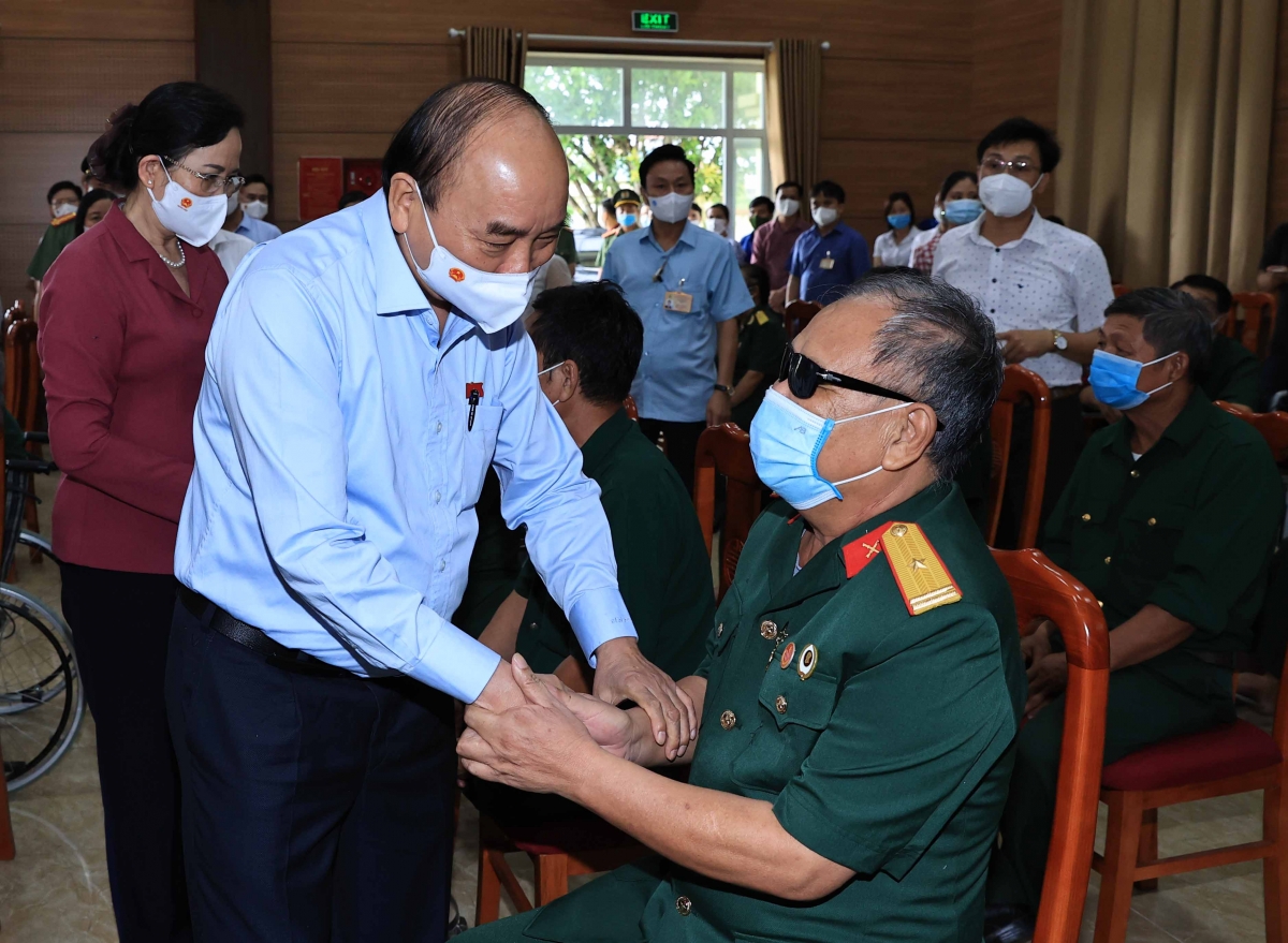 Chủ tịch nước Nguyễn Xuân Phúc thăm, tặng quà các thương bệnh binh tại Trung tâm Nuôi dưỡng thương bệnh binh nặng và Điều dưỡng Người có công tỉnh Hà Nam (Ảnh: Hoàng Thống Nhất)