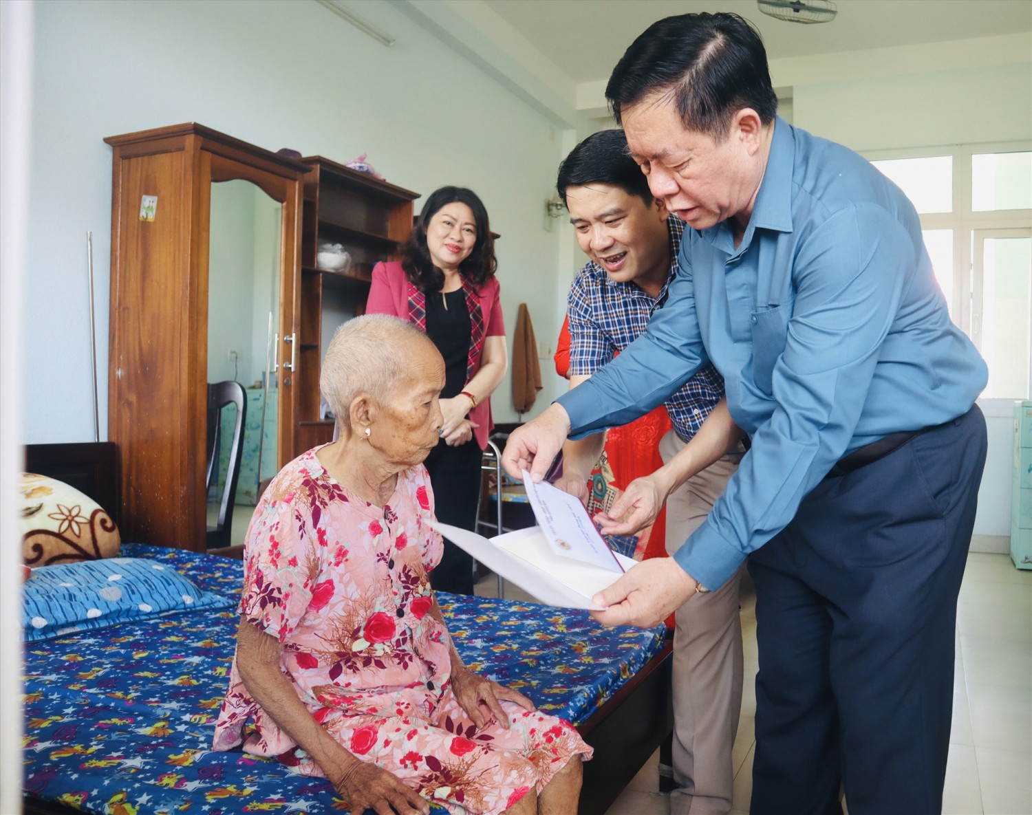 Trưởng ban Tuyên giáo Trung ương Nguyễn Trọng Nghĩa và lãnh đạo tỉnh tặng quà cho người có công đang điều trị, chăm sóc tại trung tâm Nuôi dưỡng, điều dưỡng người có công Quảng Nam.