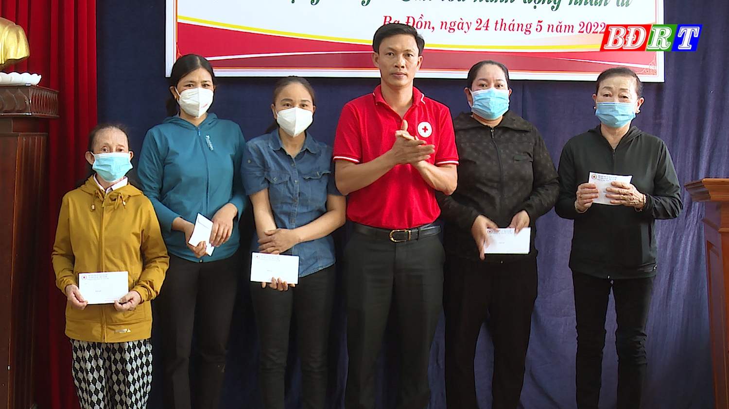Hội CTĐ thị xã Ba Đồn trao tiền hỗ trợ cho các hộ gia đình gặp hoàn cảnh khó khăn trong cuộc sống