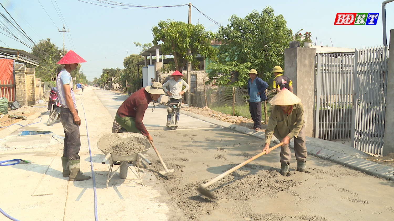 Người dân xã Quảng Tân chung tay xây dựng đường giao thông