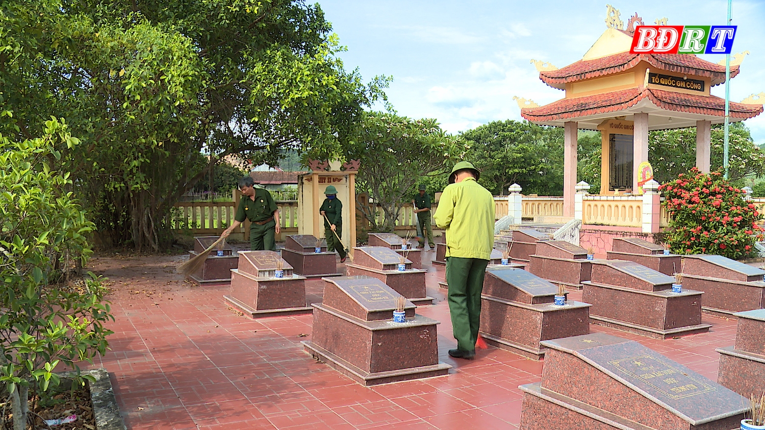 CCB xã Quảng Sơn tham gia làm vệ sinh nghĩa trang liệt sĩ trên địa bàn xã