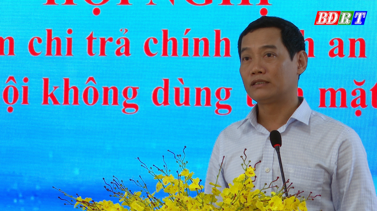 Đồng chí Phó Chủ tịch UBND thị xã Nguyễn Văn Tình phát biểu kết luận hội nghị
