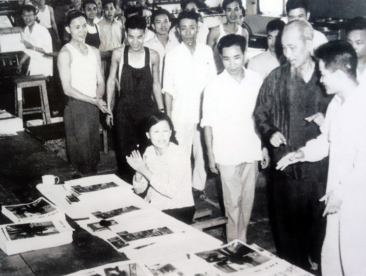 Bác Hồ thăm cán bộ, công nhân nhà máy in Tiến Bộ, Hà Nội, ngày 13/5/1959. Ảnh chụp tư liệu.