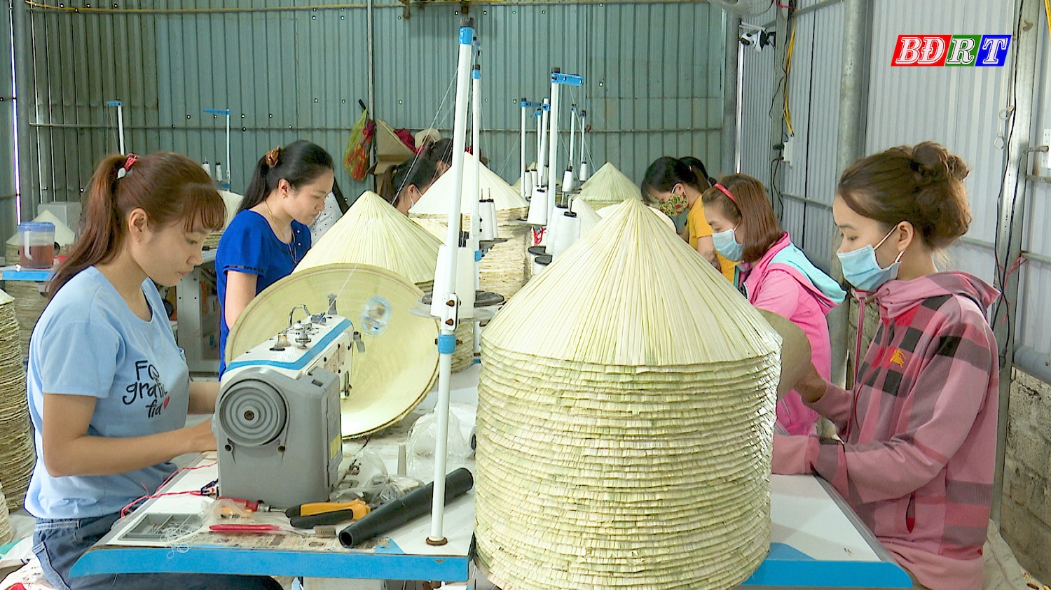 NTX nón lá Thành Sơn tạo việc làm cho nhiều lao động địa phương, giúp họ cải thiện đời sống