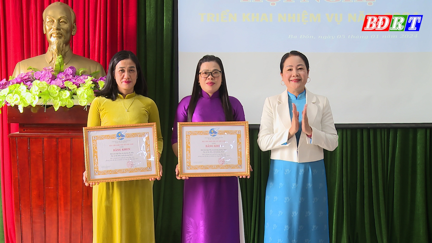1 Đại diện 02 tập thể vinh dự được Hội LHPN Việt Nam tặng Bằng khen