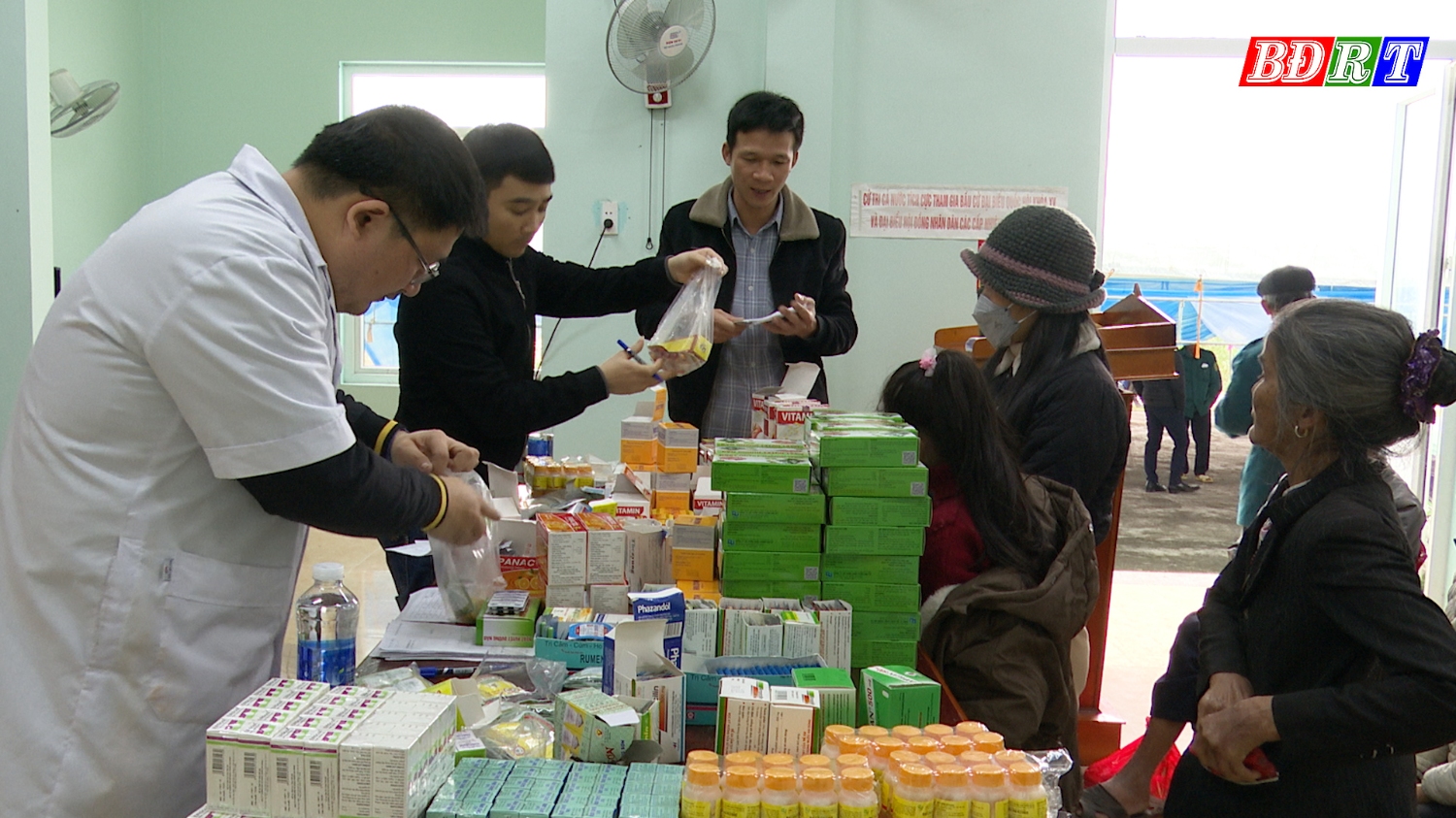 Cấp phát thuốc miễn phí cho người dân nghèo thôn Tân Sơn