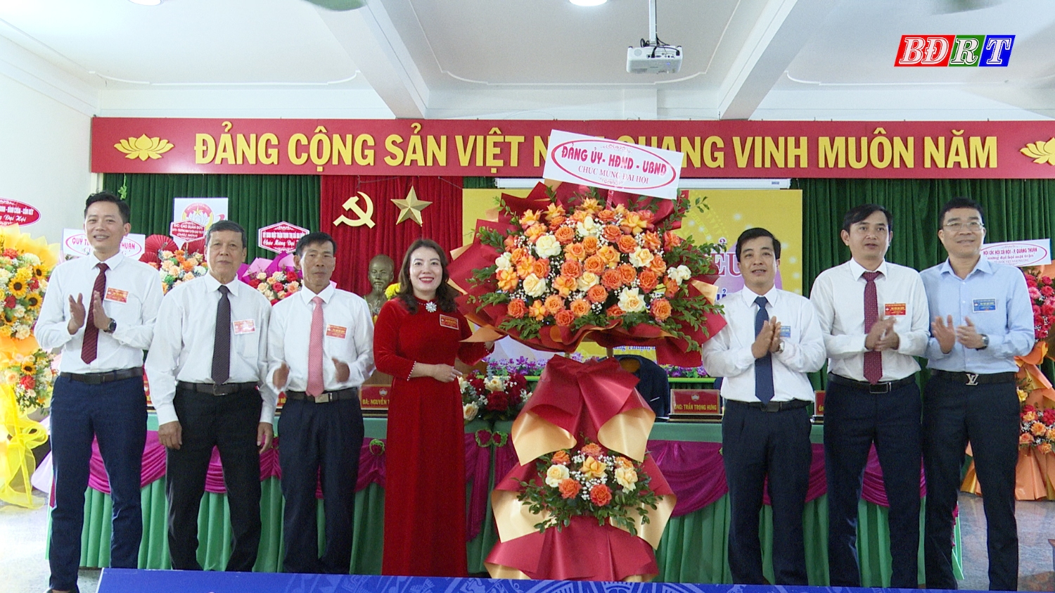 Đảng ủy, HĐND, UBND xã tặng hoa chúc mừng Đại hội