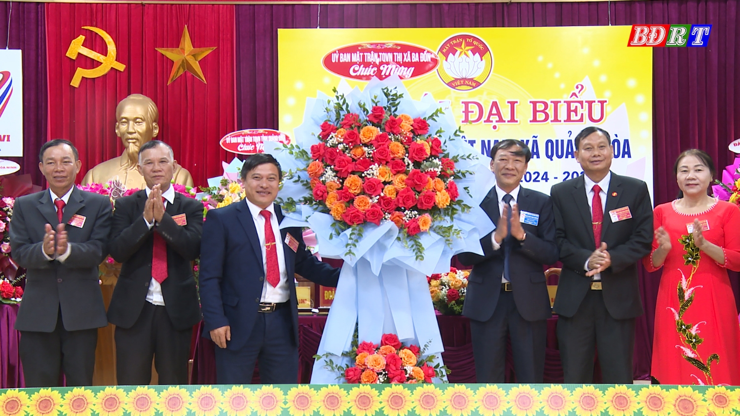 Đồng chí Nguyễn An Bình UVTV Thị ủy Chủ tịch UBMTTQVN thị xã tặng hoa chúc mừng đại hội