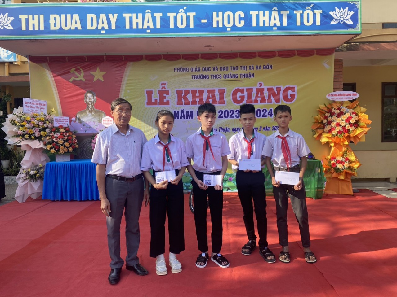 Hội Khuyến học phường Quảng Thuận trao tặng quà cho các học sinh có thành tích cao trong học tập và rèn luyện.