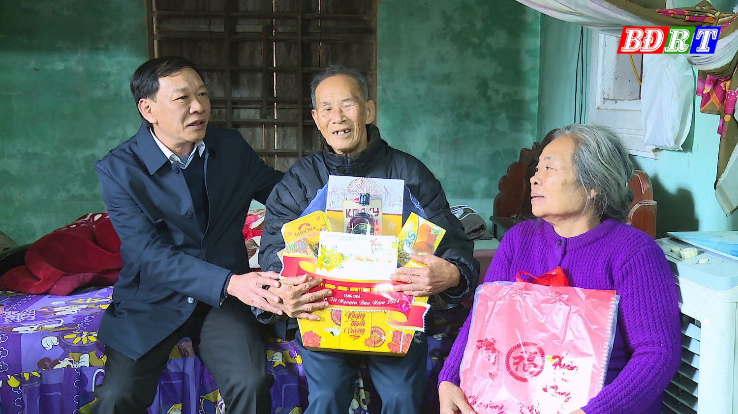 Đồng chí Chủ tịch UBMTTQCN thị xã tặng quà tết cho người nghèo