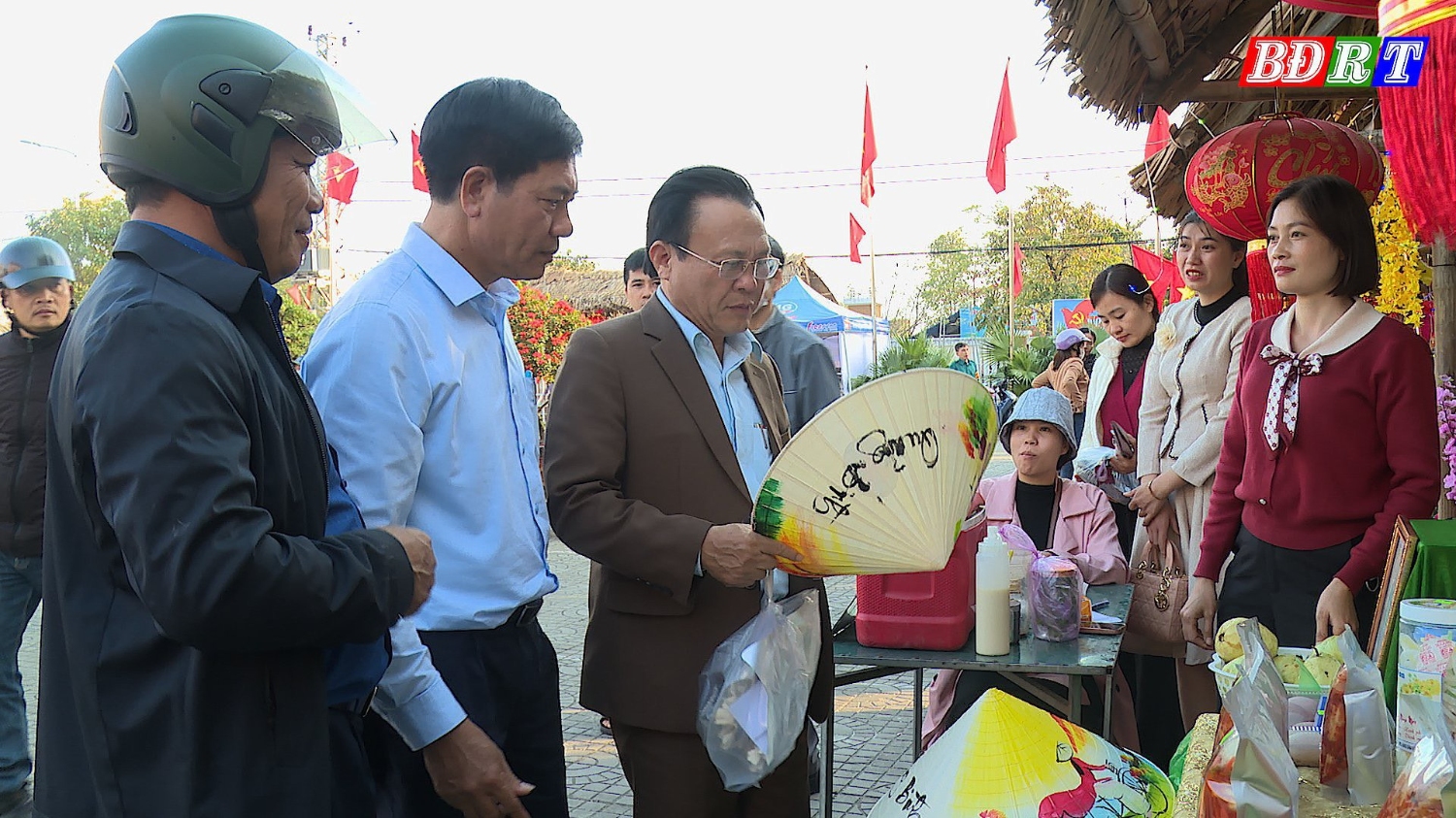Đồng chí Phạm Duy Quang PBT TT Thị ủy, Chủ tịch HĐND thị xã tham quan các gian hàng