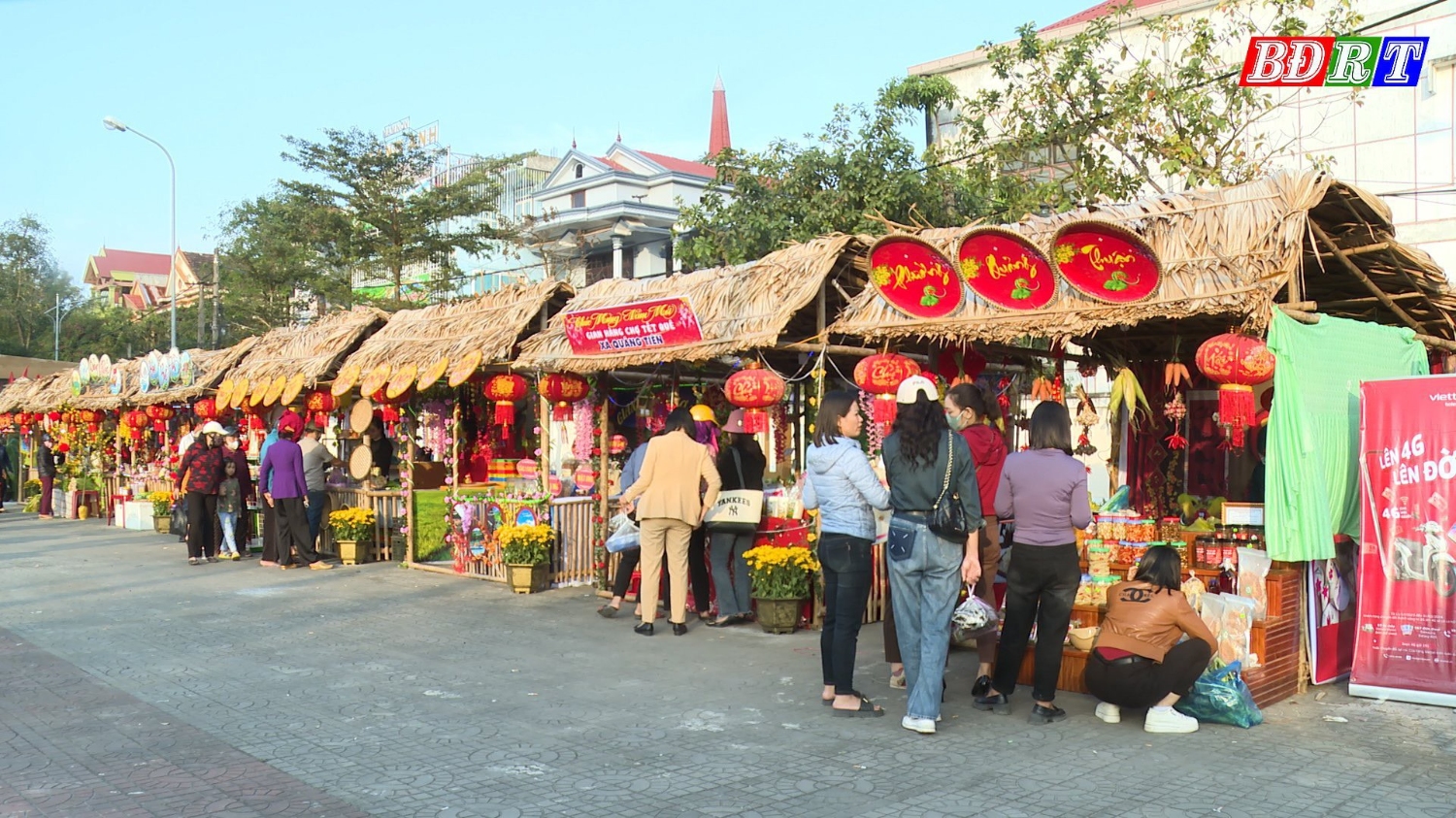 Hội chợ thu hút nhiều người dân đến tham quan và mua bán