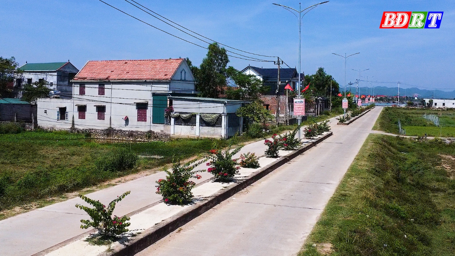 Tuyến đường vào xã Quảng Hải sạch đẹp, rộng rãi