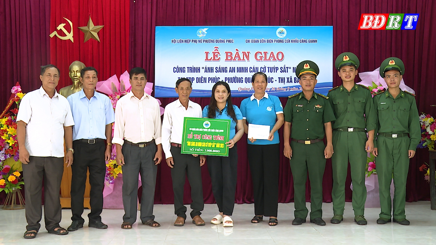 Đồn BPCK Cảng Gianh phối hợp với hội phụ nữ và UBND phường Quảng Phúc hỗ trợ công trình Ánh sáng an ninh cán cờ tuýp sắt cho người dân TDP Diên Phúc