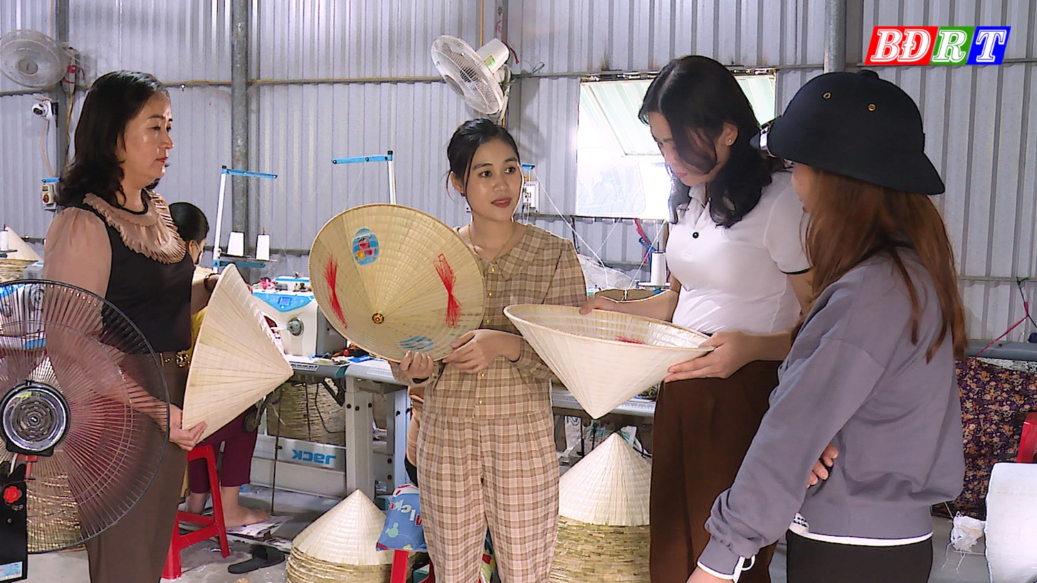 Hội viên hội LHPN xã Quảng Tân đưa máy móc vào sản xuất cho thu nhập ổn định