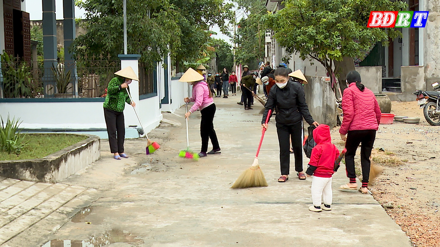 Hội viên phụ nữ phường Quảng Thọ tích cực tham gia các hoạt động bảo vệ môi trường