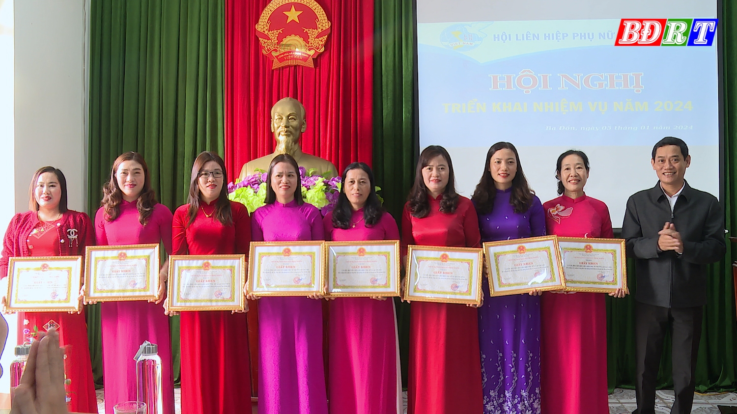 Nhiều hội viên phụ nữ có thành tích cao được UBND thị xã tặng giấy khen