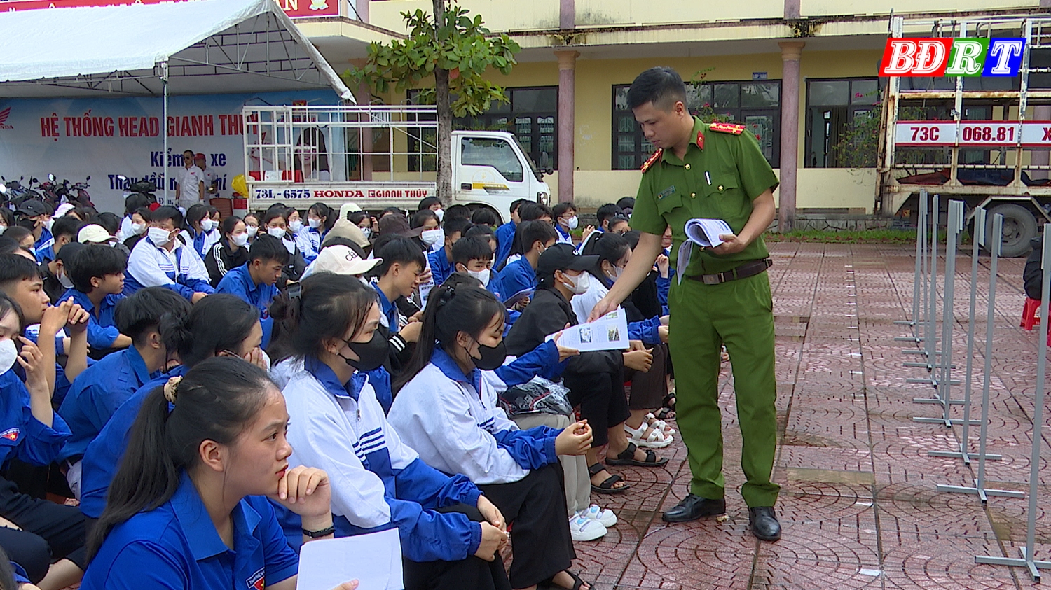 Công an thị xã phát tờ rơi nhận biết các loại ma túy đến các em học sinh