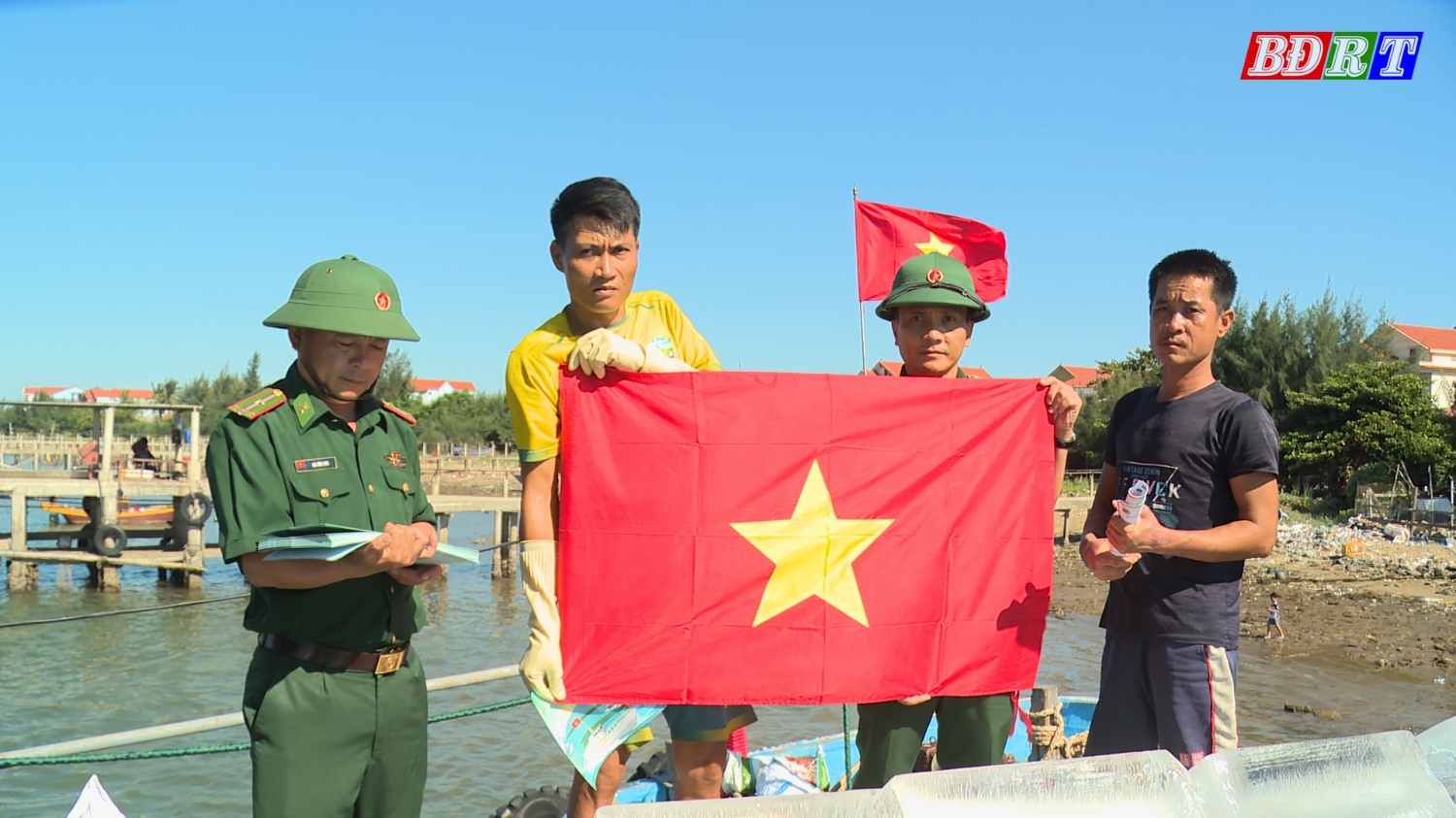 Tặng cờ Tổ quốc chơ ngư dân động viên ngư dân vươn khơi bám biển, góp phần bảo vệ chủ quyền biển, đảo thiêng liêng của Tổ quốc