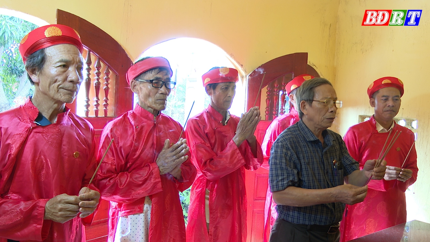 Con em trong dòng họ tập trung về nhà thờ chuẩn bị mâm cỗ, dâng nén hương thơm thể hiện tấm lòng thành kính của mình đối với bậc tiền nhân