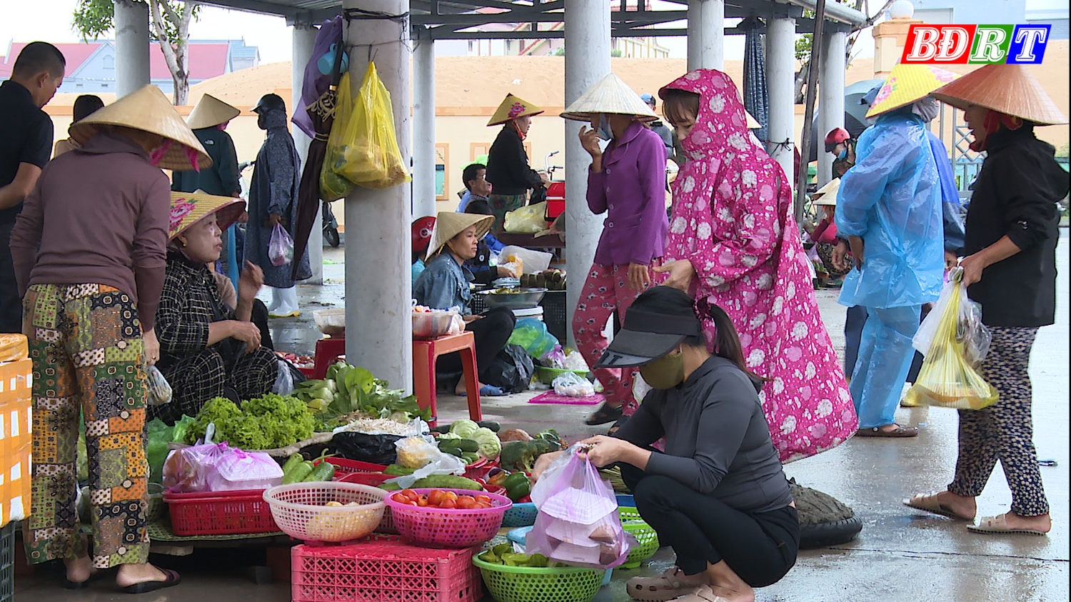 Khách hàng mua sắm đông đúc tại chợ Quảng Phúc