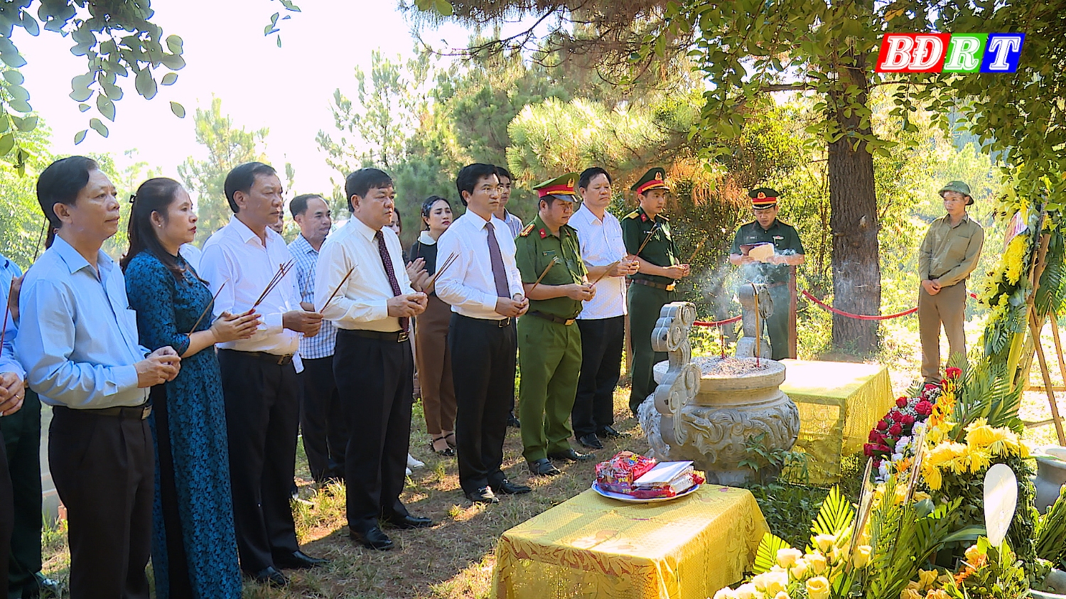 Các đồng chí lãnh đạo thị xã thành kính dâng hương trước phần mộ Đại tướng Võ Nguyên Giáp (1)