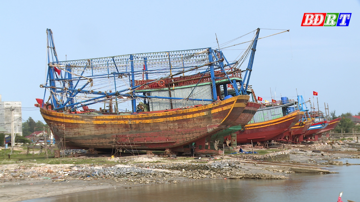 Thị xã Ba Đồn: Các tàu dịch vụ hậu cần nghề cá gặp nhiều khó khăn.