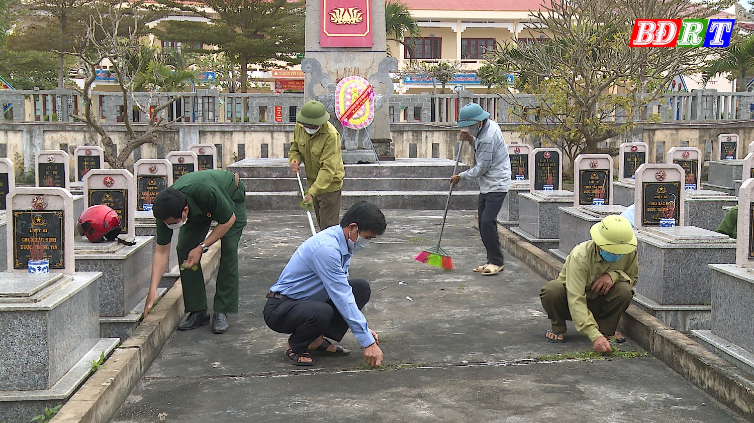 CCB thị xã Ba Đồn tổ chức chăm sóc, tu sửa nghĩa trang liệt sỹ nhân các ngày lễ Kỷ niệm