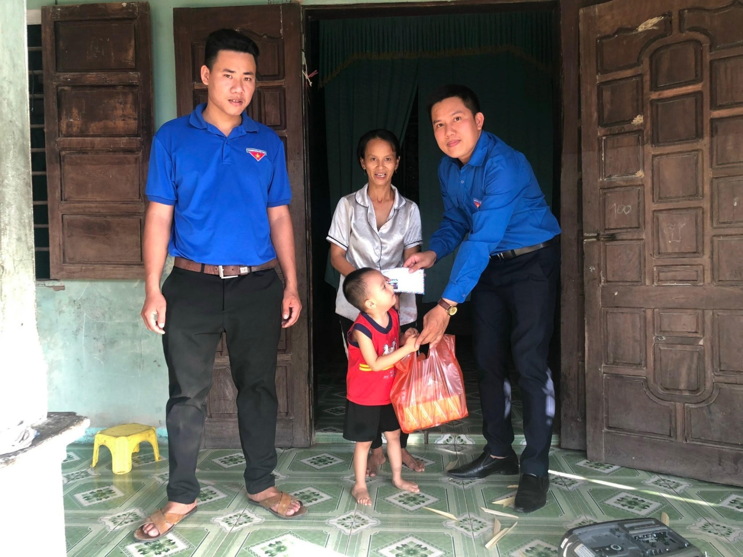 Đoàn xã Quảng Lộc quan tâm thăm hỏi các gia đình có hoàn cảnh khó khăn trên địa bàn