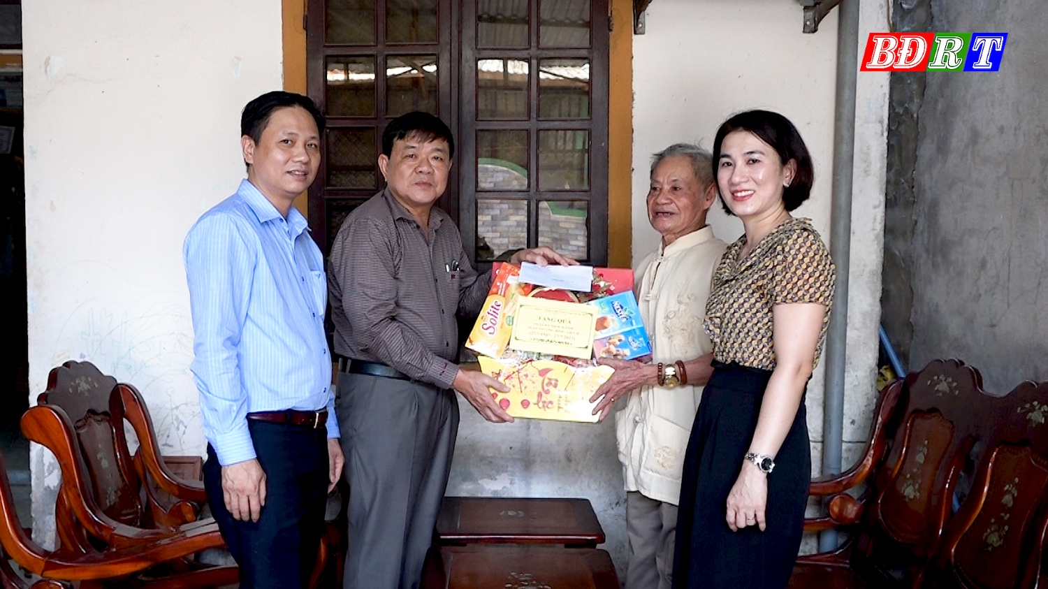 Đồng chí Chủ tịch UBND thị xã Đoàn Minh Thọ thăm và tặng quà bệnh binh trên địa bàn thị xã nhân kỷ niệm ngày thương binh, liệt sỹ