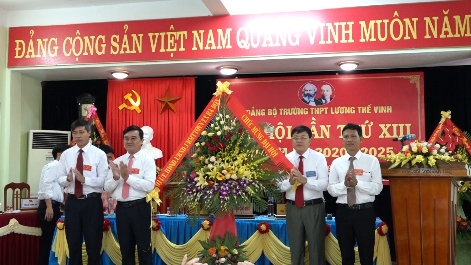 Đồng chí Đoàn Minh Thọ   Phó Bí thư Thị ủy, Chủ tịch UBND thị xã tặng hoa chúc mừng Đại hội