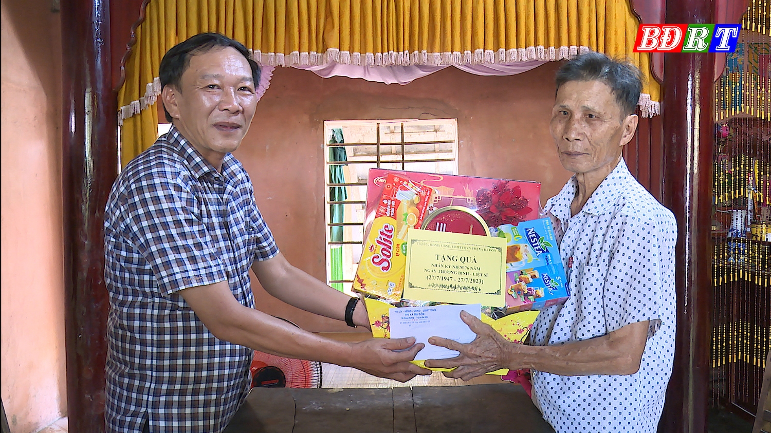 Đồng chí Nguyễn An Bình - UVTV Thị ủy, Chủ tịch UBMTTQVN thị xã thăm tặng quà Thương binh Nguyễn Hữu Khuê