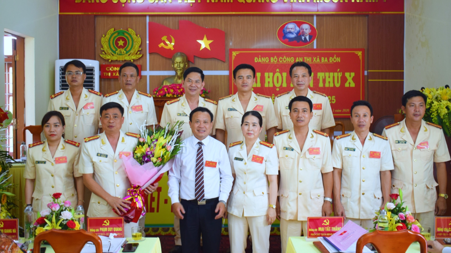 Đồng chí Phạm Duy Quang – Phó Bí thư thường Trực Thị ủy, Chủ tịch HĐND thị xã Ba Đồn tặng hoa chúc mừng BCH nhiệm kỳ mới.